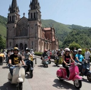 Un desfile de colores invadió la explanada de la Basílica. ::
S. S. M./