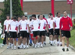 Manolo Sánchez Murias, a la derecha, junto a la plantilla del Sporting B, antes del entrenamiento. ::
J. BILBAO/