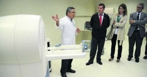 Herminio Sastre, Belén Aybar y Santiago García Granda escuchan las explicaciones sobre la unidad de imagen preclínica en el Bioterio. :: J. DÍAZ/
