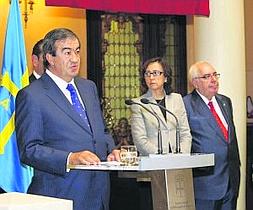 Cascos pronuncia su discurso de toma de posesión, con Goñi, Aguilar y Areces a su espalda, en la Junta General del Principado. :: EFE/