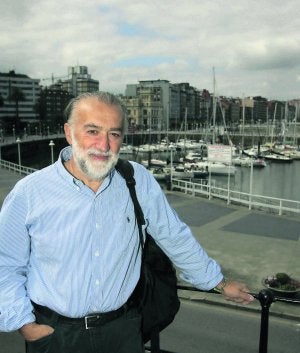 Tote Trenas ayer en Gijón tras su ponencia en los cursos. ::
PALOMA UCHA/