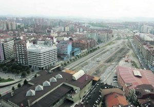 Vista de los terrenos liberados del plan de vías donde ya sólo queda en pie la estación de El Humedal, a la que el equipo de gobierno quiere trasladar la intermodal. :: LUIS SEVILLA/