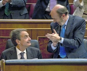 Zapatero, aplaudido por Rubalcaba durante el último debate sobre el estado de la nación. ::
REUTERS/