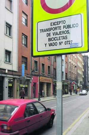 Señales de prohibición en la avenida. ::
LUIS SEVILLA/