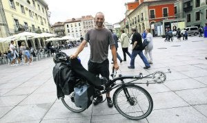 Frederic Albert posa con su peculiar bicicleta en El Parche, con ella ha hecho en diez días muchos kilómetros en Asturias. ::
MARIETA/