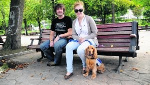 José Ignacio García Serrano, voluntario de Áskal y veterinario, con Melania Andrade y su perrita Wendy. :: JESÚS DÍAZ/