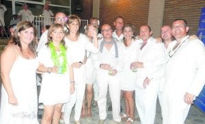 Lupe, Cuca, Salomé, Marichi, Jesús, Gladys, Carmen, Gonzalo, Víctor y Toñi, interrumpieron el animado baile para posar entre risas. FOTOS: MERCEDES DE SOIGNIE./
