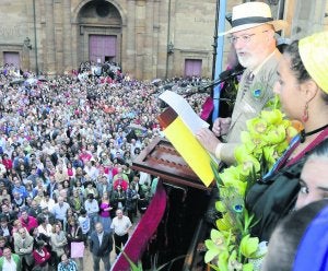 Jerónimo Granda logró llenar la plaza durante todo el pregón. ::
JESÚS DÍAZ/