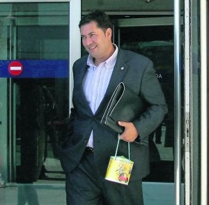 Iván Álvarez Raja acudió al Juzgado con una caja infantil en la mano. :: PALOMA UCHA/