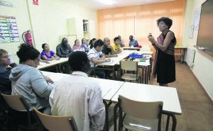 El alumnado que se prepara para sacar el carné de conducir en el Centro de Adultos, ayer, con su profesora Juana Lobo. :: P. CITOULA/