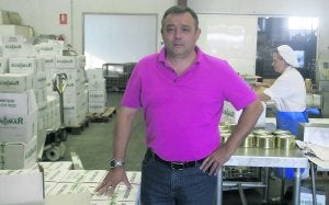 Alberto Bernardo, en su actual puesto de trabajo en la empresa Agromar. ::
LUIS SEVILLA/