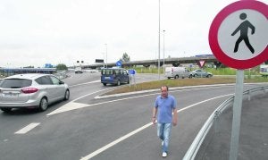 Un vecino desobedece la señala que impide cruzar a pie la nueva glorieta de Cerdeño. :: PIÑA/