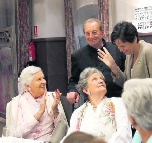Las homenajeadas posan en el Somió Park. A la derecha, Moriyón y Don Pío, con asistentes. ::
J. BILBAO/