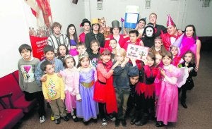 Foto de familia del concurso de disfraces, ayer, en El Coto. :: CITOULA/