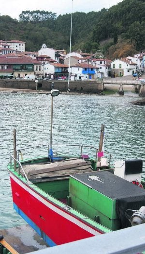 Vista de Tazones desde la dársena del puerto. ::
L. I. A./
