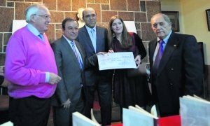 Virginia Aguilera, a la derecha, con el diploma que le acredita como ganadora del certamen. ::
J. C. ROMÁN/