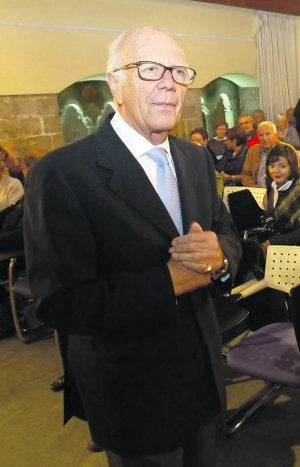 Balbuena, antes de su ponencia de ayer en Valdecarzana. ::
MARIETA/