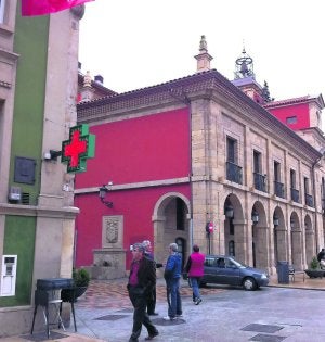 Plaza de España. A la izquierda una farmacia, a la derecha el palacio municipal. :: A. R. L./