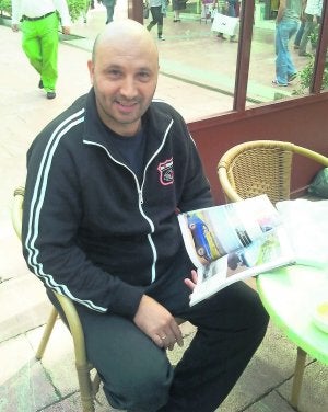 El exjugador en las calles de Oviedo, con una revista de coches en sus manos. ::
D. B./