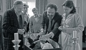 Carlos Álvarez Novoa, Blanca Romero, Carlos Iglesias, Pepe Quero y Mariola Fuentes en un momento de la película. :: E. C./