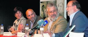 Agustina Álvarez, Miguel Polledo, Marco de la Rasilla y Jorge Fernández Bustillo, durante la presentación del libro. ::
JORGE PETEIRO/