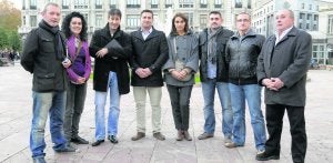 De izquierda a derecha, Jorge Fernández Cuesta, Úrsula Fernández, Raúl Cienfuegos, Juan Pablo Cabeza, Jenny Ruiz de los Mozos, Raúl Ruiz Lanza, Enrique Javier Álvarez y Valentín Pardo, reunidos en la ovetense plaza de La Escandalera. :: JESÚS DÍAZ/