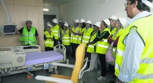 Una de las camas con monitor que se preveía adquirir para el HUCA. En la imagen, una de las visitas organizadas a La Cadellada. :: JESÚS DIAZ/