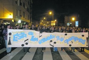Cabeza de la concentración en apoyo de la Escuela de Música de Candás. ::
L. FERNÁNDEZ/