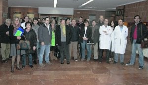 Los trabajadores del Hospital de Jove se concentraron ayer a la entrada del centro. ::
L. SEVILLA/