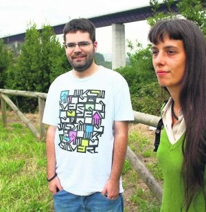 David García Leis y la historiadora Amaya Caunedo en la finca de La Consolación donde sostienen que existe una fosa común. ::
LVA/