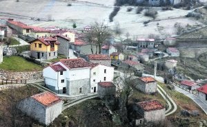 El aspecto actual del pueblo de Sotres no tiene nada que ver con el de hace tres años gracias a su rehabilitación integral. :: NEL ACEBAL/