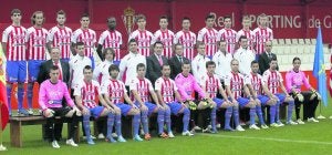 Arriba y de izquierda a derecha, Borja López, Álex Gálvez, Cruz, Alain, Mendy, Álex Serrano, Álex Menéndez, Guerrero, Moisés, Landeira, Alberto, Álex Barrera. En la fila central, Francisco Sanz, David González, Pablo Muñiz, Pablo del Fueyo, José Antonio Nieto, Manuel Vega-Arango, Manolo Sánchez Murias, Tomás Hervás, Sergio Sánchez y Mario Cotelo. En la inferior, Dennis, Santi Jara, Pablo, Pedro Orfila, Carlinos, Raúl, Juan Muñiz, Guillermo, Juan Mera, Diego García y Manu Táboas. :: PALOMA UCHA/