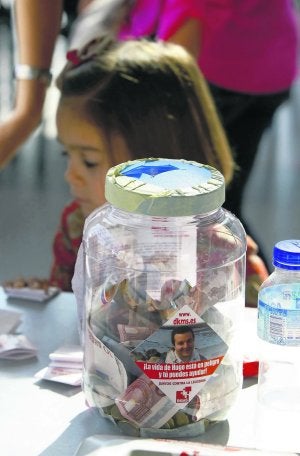 Una hucha situada en una de las mesas colocadas en El Quirinal en la campaña de DKMS en Avilés. ::
MARIETA/
