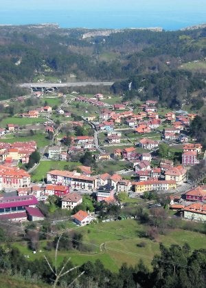 Imagen panorámica de Buelna, donde en las últimas modificaciones del PGO se han eliminado suelos urbanizables justo al norte del vial ferroviario. ::
NEL ACEBAL/