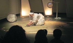 'Historias suspensas', de Radar 360º y su público. A la derecha, el espectáculo para bebés de la compañía Dante. :: CITOULA/