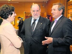 El decano del Colegio de Abogados, en el centro, en la sede colegial, donde se impartirán las jornadas. ::
JESÚS DÍAZ/