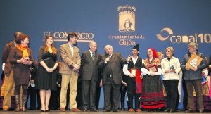 Fernando Fueyo, entre emocionado y divertido, se dirige al público que acudió a su homenaje. :: JOAQUÍN BILBAO/