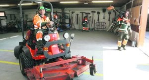 Trabajadores de Emulsa, con sus máquinas de siega y desbroce, saliendo del edificio de la empresa municipal en Los Pericones. :: PAÑEDA/