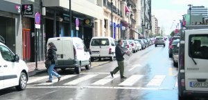 La calle de Florencio Rodríguez, de Pola de Siero, una de las más transitadas de la villa. ::
E. C./