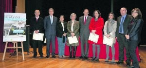 Premios de la Asociación Parkinson Jovellanos. Gonzalo Mieres, Fernando Seijo, María Luisa Fernández (Federación Española de Parkinson), Dulce Solar, Navia-Osorio, Pilar del Amo, Vanesa Fernández, Juan Tuñón y María Luisa García (Cajastur). :: JOAQUÍN PAÑEDA/