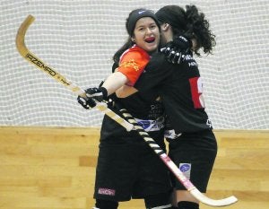 Luchi Agudo celebra junto a su compañera, Sara González, uno de los goles del partido. ::
JOAQUÍN BILBAO/