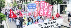 Cabecera de la manifestación que discurrió por la calle Uría de Oviedo y en la que participaron 2.000 personas. Las protestas se repitieron por toda España. :: JESÚS DÍAZ/