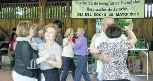 Asistentes al encuentro de emigrantes retornados, en el Tendayu. ::
JOAQUÍN BILBAO/