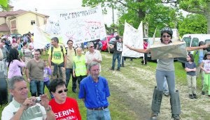 La marcha protagonizada ayer en El Remediu contra las líneas de alta tensión en Asturias. ::
PABLO NOSTI/