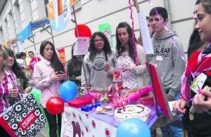 Los alumnos del colegio Santo Tomás de Aquino, de La Felguera, con los productos a la venta. :: M. V./