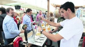 Primeros asistentes a la fiesta de la cerveza, ayer, en el dique curvo de Poniente. :: PIÑA/