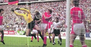 Karl-Heinz Rummenigge, muy forzado, trata de rematar un balón ante varios rivales durante el partido disputado contra Austria, en El Molinón, el 25 de junio de 1982. ::
E. C./