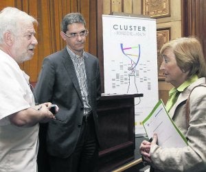 En el centro, el nuevo gerente del HUCA, Ricardo Arbizu, junto a la vicerrectora de Investigación Paz Suárez Rendueles y el director de la unidad clínica de Nefrología del Central, Francisco Ortega. ::
ROJAS/