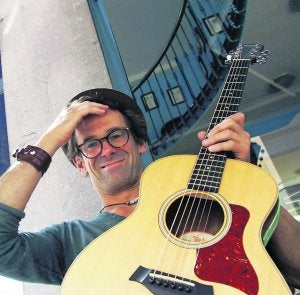 Todd Cecil, con su guitarra en una terraza de Sabugo. ::
SERGIO LÓPEZ/