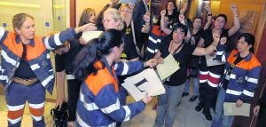 Las mujeres de la minería, al final de la sesión y puño en alto, entonan el himno minero. ::
JESÚS DÍAZ/